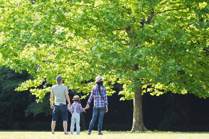 Archivo - Familia disfrutando de la naturaleza.