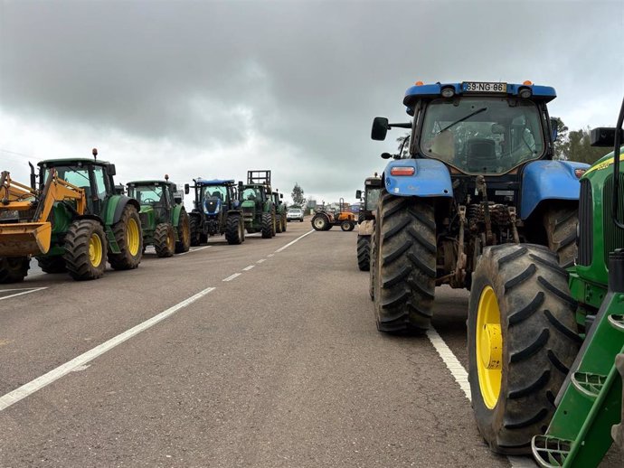 Tractores cortan una carretera en España durante las protestas.