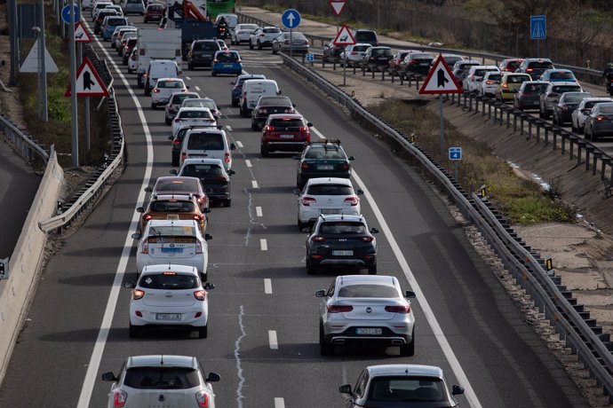 Archivo - Decenas de vehículos en el kilómetro 15 de la A3, a 5 de enero de 2024, en Madrid (España). La Dirección General de Tráfico (DGT) prevé 3 millones de desplazamientos por carretera en la tercera y última fase de la operación de tráfico de Navidad