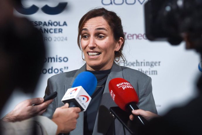 La ministra de Sanidad, Mónica García, ofrece declaraciones a los medios a su llegada a participar en el acto de clausura de la VI Cumbre Española contra el Cáncer, en el Ateneo de Madrid, a 5 de febrero de 2024, en Madrid (España).