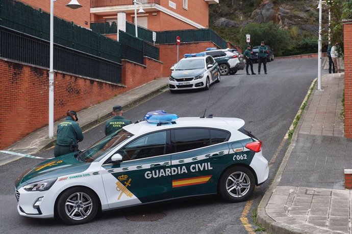 Agentes y patrullas de la Guardia Civil en Castro Urdiales, donde ha aparecido muerta una mujer con signos de violencia, amordazada dentro de un coche, y sus dos hijos menores estarían involucrados en este hecho