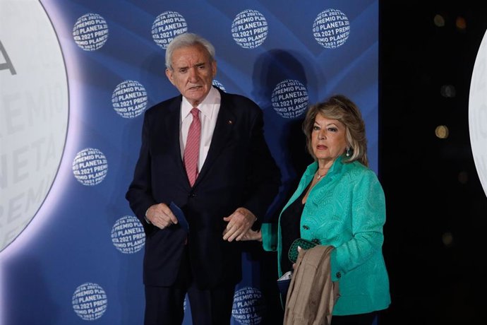 Archivo - El periodista Luis de Olmo posa en el photocall de la 70 edición del Premio Planeta de Novela, en el Museu Nacional d'Art de Catalunya, a 15 de octubre de 2021, en Barcelona, Catalunya (España). El Premio Planeta de Novela fue creado en 1952 