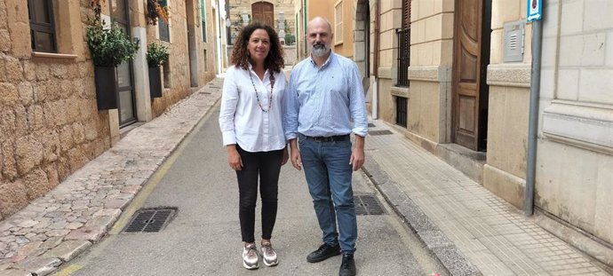 La secretaria general de la Federación Socialista de Mallorca (SFM) y el regidor socialista en Sóller, Jaume Mateu.