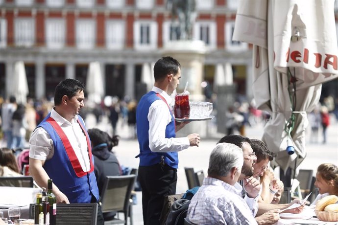 Archivo - Camarero en la Plaza Mayor