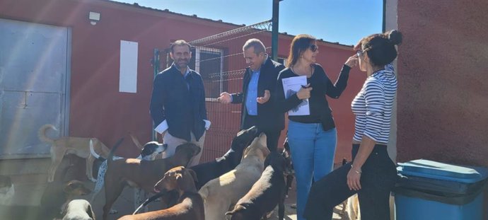 Los consejeros de Industria y Sector Primario del Cabildo de Tenerife, Manuel Fernández y Valentín González, en una visita al albergue de animales de Ravelo