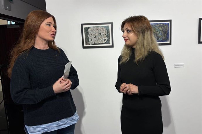 La artista Simona Glodeanu, acompañada por la diputada delegada del Servicio de Educación y Cultura de la Diputación de Valladolid, Yolanda Burgoa