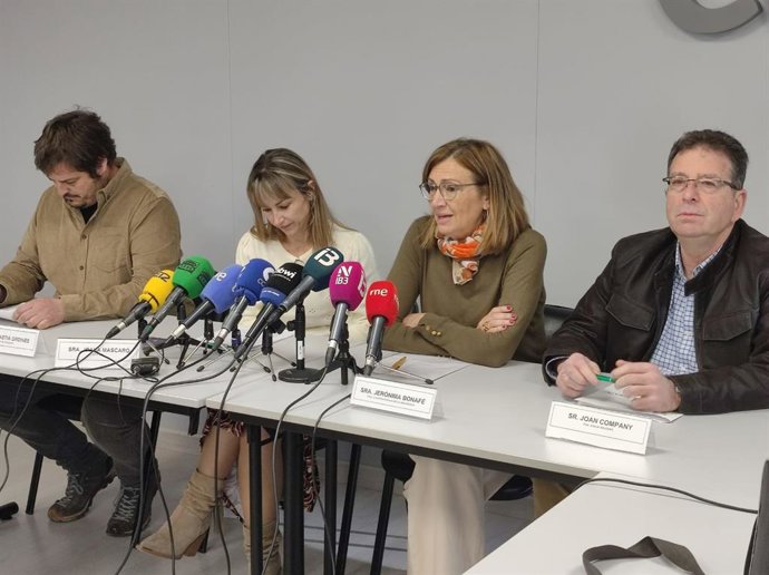 El representante de Unió de Pagesos, Sebasti Ordines, representante de la UPA-AIA, Joana Mascaró, representante de Cooperatives Agro-alimentries, Jerónima Bonafé, y el presidente de Asaja-Balears, Joan Company, este jueves en rueda de prensa.