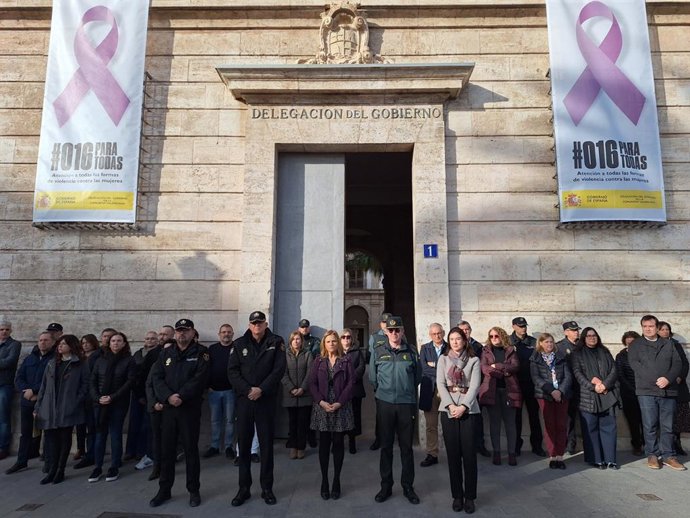 La delegada de Gobierno, Pilar Bernabé, durante el minuto de silencio de la mujer asesinada en l'Alfs del Pi (Alicante)