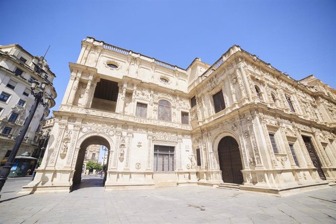 Archivo - Detalle de la fachada del Ayuntamiento de Sevilla. Imagen de archivo.