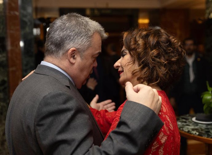 El secretario de Organización del PSOE, Santos Cerdán, y la vicepresidenta primera y ministra de Hacienda, María Jesús Montero, conversan a su llegada a un desayuno informativo de Europa Press, en el Hotel InterContinental.