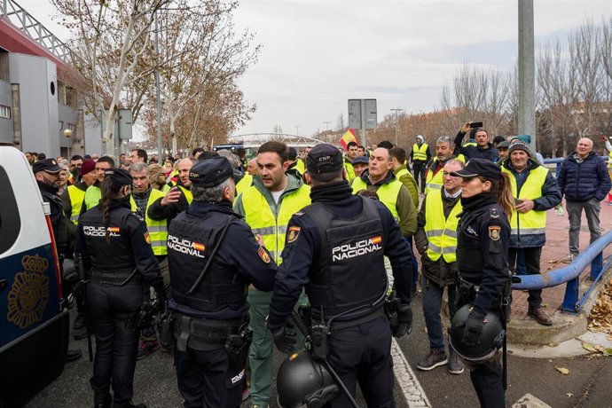 Agentes de Policía Nacional junto a agricultores y ganaderos durante la tercera jornada de protestas de tractores para pedir mejoras en el sector, a 8 de febrero de 2024, en Logroño, La Rioja (España).