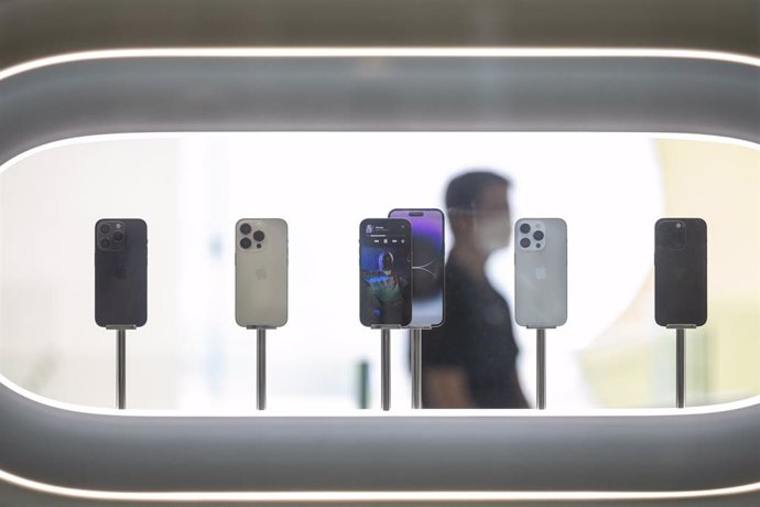 Archivo - 16 September 2022, China, Hong kong: The new iPhone 14 models are being displayed at an Apple store, during the launch day of the new iPhone 14 series smartphones in Hong Kong. 