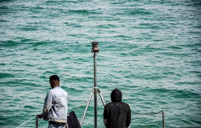 Archivo - Migrantes interceptados por la Guardia Nacional de Túnez cuando intentaban cruzar el mar Mediterráneo para llegar a Europa (archivo)