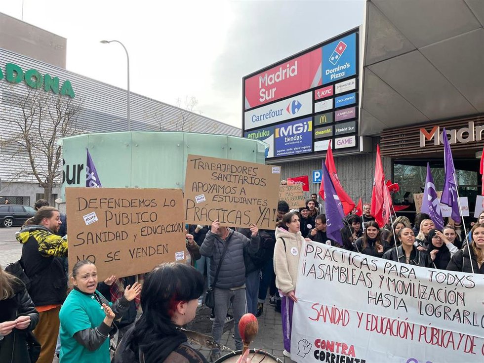 Nueva jornada de protestas frente a la Asamblea para reclamar prácticas en la FP de la rama sanitaria de la Comunidad.