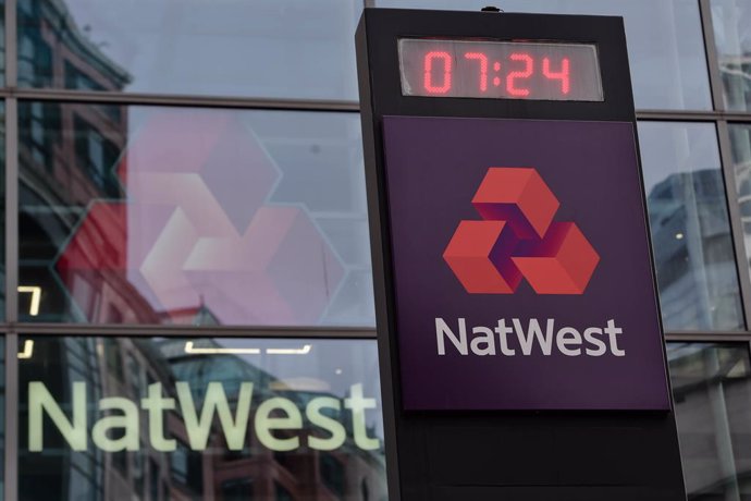 Archivo - 28 July 2023, United Kingdom, London: The logo of the NatWest Retail banking company is seen at the head office at Bishopsgate Street in London. Photo: Thomas Krych/ZUMA Press Wire/dpa