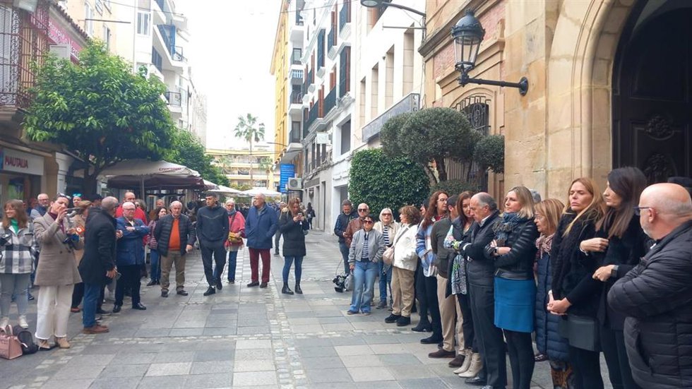 Concentración en el Ayuntamiento de Algeciras por la vecina asesinada en L'Alfás del Pi.