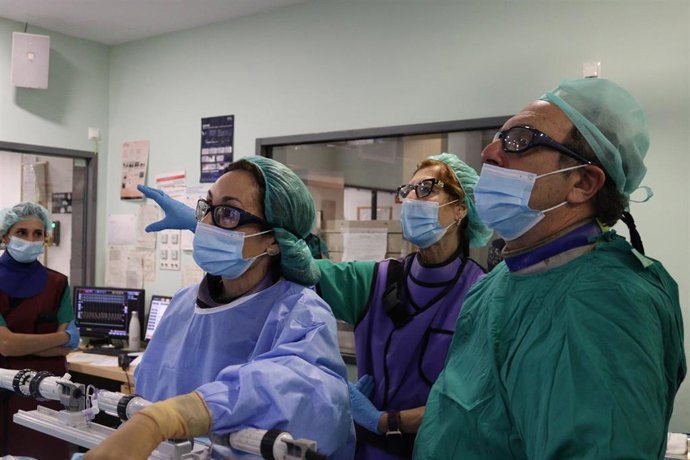 El jefe de servicio de Cardiología, Manuel Pan, y las cardiólogas Soledad Ojeda y Dolores Mesa.