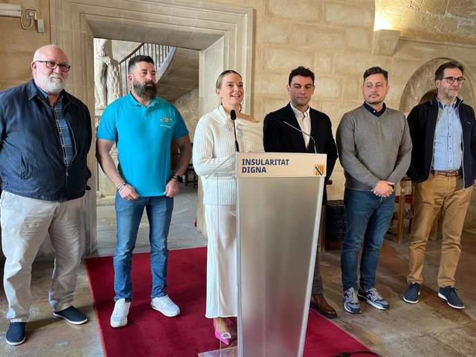 La presidenta del Govern, Marga Prohens, junto a miembros de la Plataforma por la Insularidad Digna, en el Consolat.