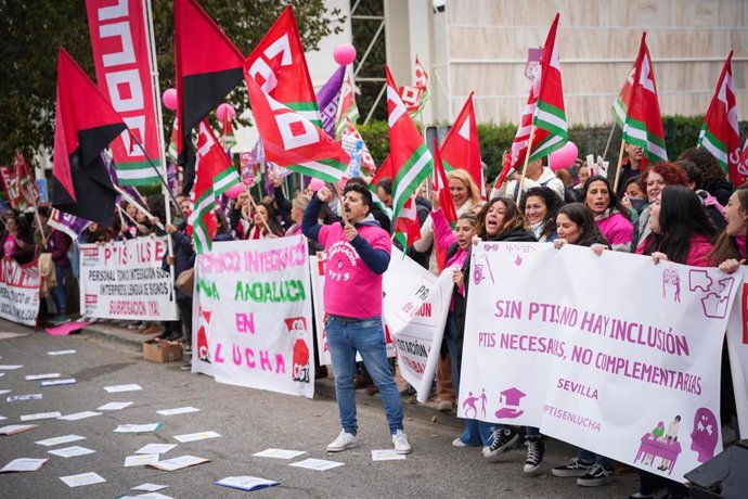 Archivo - Trabajadores PTIS (Personal Técnico de Integración Social) e ILSE (Interpréte de Lengua de Signos) en una protesta.
