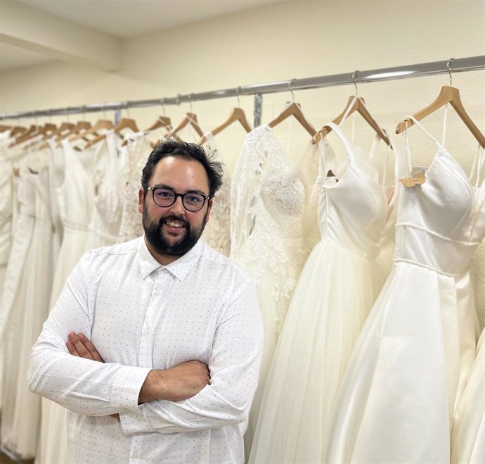 El diseñador Alejandro Maíllo en su atelier en la calle López Gómez de Valladolid.