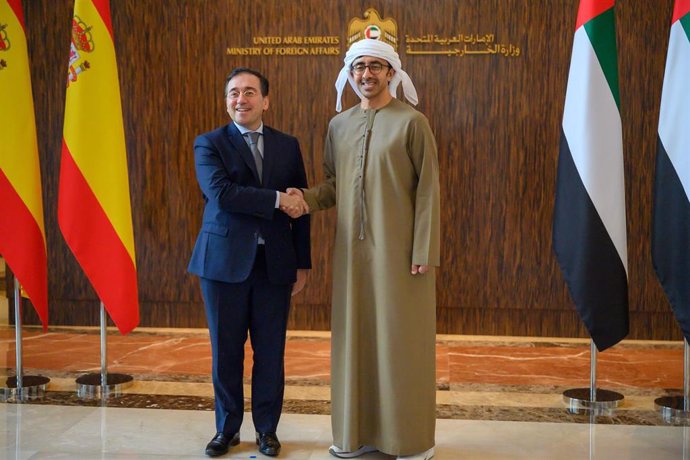 El ministro de Asuntos Exteriores, Unión Europea y Cooperación, José Manuel Albares, y su homólogo de Emiratos Árabes Unidos, Abdulá bin Zayed