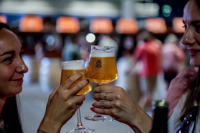 Archivo - Dos mujeres catan unas cervezas rubias en copa de cristal durante el Gran Festival de la Cultura Cervecera de España