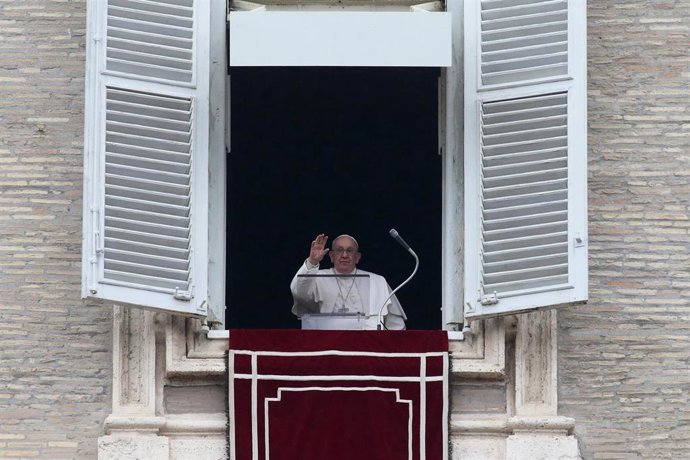 Archivo - 07 January 2024, Vatican: Pope Francis blessing the faithfuls during his Angelus Prayer in St. Peter's Square at the Vatican. Photo: Evandro Inetti/ZUMA Press Wire/dpa