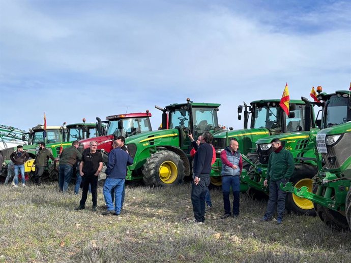 El vicepresidente de la recién creada Asociación en Defensa del Campo de Cuenca (Adeccu), Pedro Muñoz, ha tasado en 1.400 tractores los participantes en las cinco columnas que atraviesan la provincia; una protesta que se desvincula de los sindicatos, c