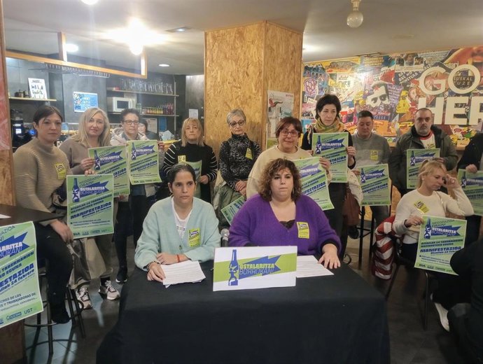 Sindicatos de hostelería de Bizkaia durante el anuncio de una manifestación por un nuevo convenio
