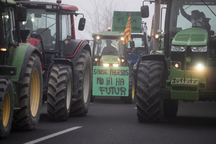 Tractores durante una manifestación cortan la A-2 a su paso a Fondarella, a 6 de febrero de 2024, en Fondarella, Lleida, Catalunya(España). Agricultores y ganaderos de toda España han sacado sus tractores a las carreteras desde esta madrugada para pedir m