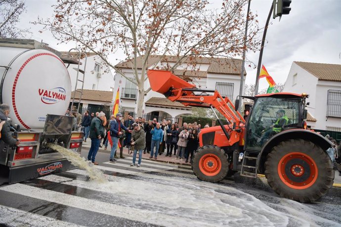 Agricultores de Ciudad Real derramando más de 25.000 litros de vino francés.
