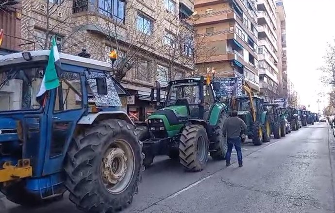 Tractores circulando por el centro de Cáceres con motivo de las protestas de agricultores y ganaderos
