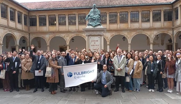 Las autoridades que participaron en la inauguración del seminario Mid-year, con los más de 200 becarios participantes, entre ellas la consejera de Educación del Principado, Lydia Espina.