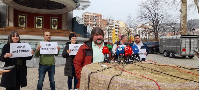 El presidente de EHNE Bizkaia, Unzalu Salterain, en la rueda de prensa de EHNE y ENBA para dar a conocer los actos organizados este viernes.