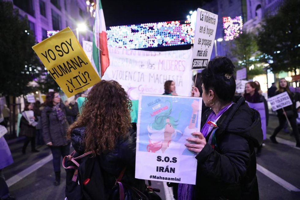 Archivo - Dos mujeres con pancartas durante una manifestación contra las violencias machistas, 25 de noviembre de 2022, en Madrid (España). 