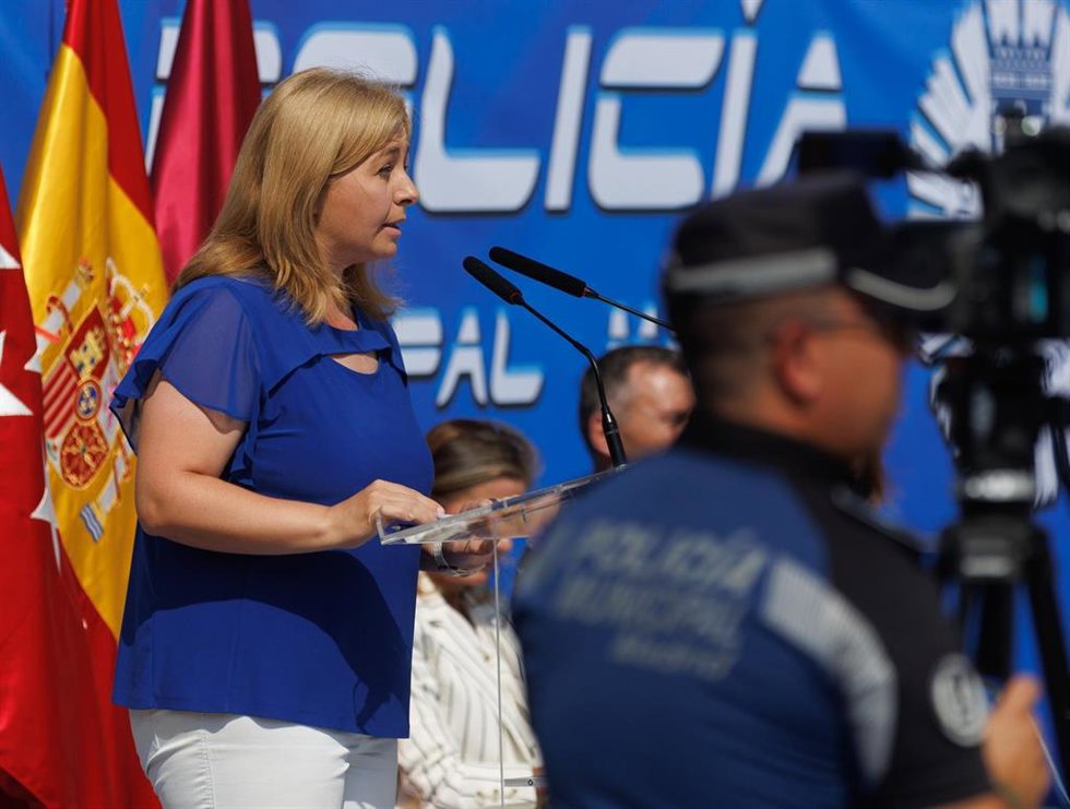 Archivo - La vicealcaldesa, delegada de Seguridad y Emergencias y portavoz del Ayuntamiento de Madrid, Inmaculada Sanz, interviene durante la entrega de despachos a los 154 nuevos oficiales. Archivo.