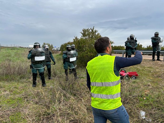 Protesta de agricultores en la A-66 a la altura de Zafra