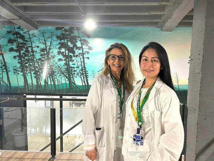 La hepatóloga Marta Casado y la microbióloga Anny Camelo.