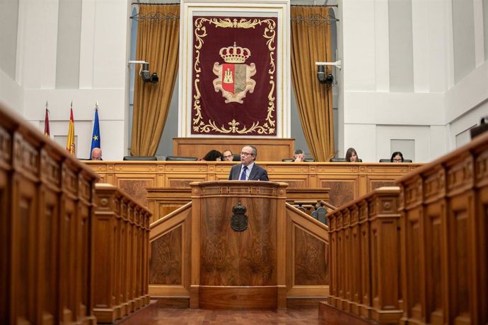 El consejero de Hacienda de Castilla-La Mancha, Juan Antonio Ruiz Escribano, durante su intervención en el pleno de Las Cortes.