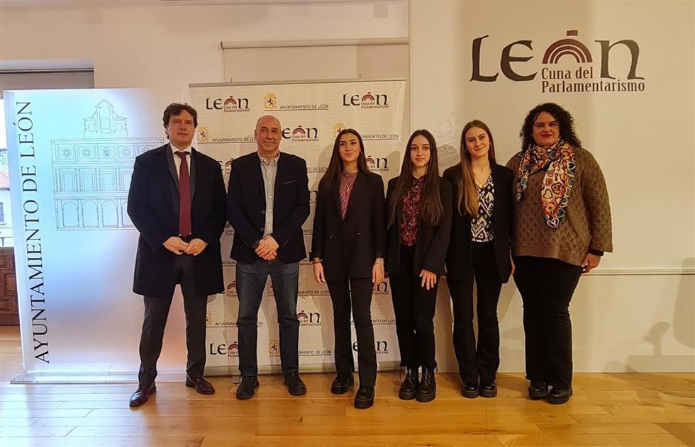 La concejala de Bienestar Social, Vera López, junto con las autoras de la aplicación y los responsables de San Juan de Dios y de la empresa que ha desarrollado la aplicación.