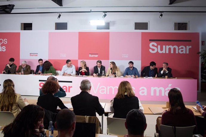 El diputado de Sumar en el Congreso, Iñigo Errejón (3i), la líder de Sumar, Yolanda Díaz (6i), y el ministro de Cultura, Ernest Urtasun (5d), al inicio de la reunión del Grupo Promotor de Sumar, a 7 de febrero de 2024, en Madrid (España). 