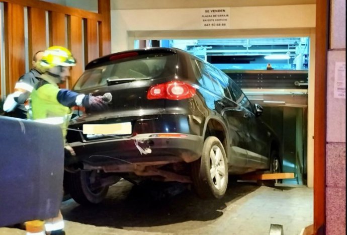 Un coche queda atrapado en un montacargas de Valladolid