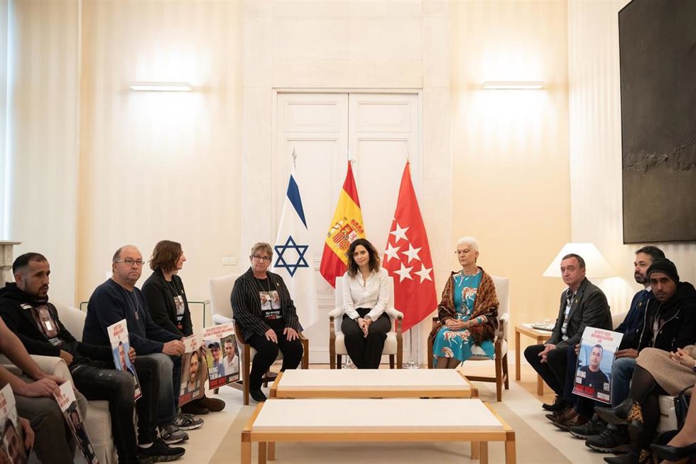 La ciudadana israelí que estuvo secuestrada cerca de dos meses por Hamás, Clara Marman (4i), la presidenta de la Comunidad de Madrid, Isabel Díaz Ayuso (c), y la embajadora de Israel en España, Rodica Radian-Gordon (4d), durante un encuentro en la Real