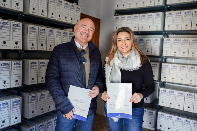 La diputada provincial de Recursos Humanos, María López, visita el archivo municipal de Senés (Almería) junto al alcalde, Javier Sola.