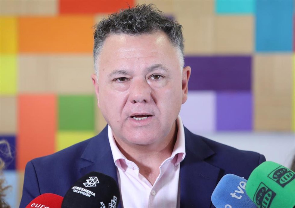 Archivo - El portavoz adjunto de Por Andalucía, Juan Antonio Delgado (Podemos), en una atención a medios en una foto de archivo.