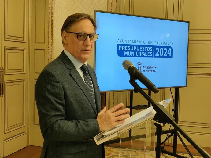 El alcalde de Salamanca, Carlos García Carbayo, presenta el proyecto de presupuestos para 2024