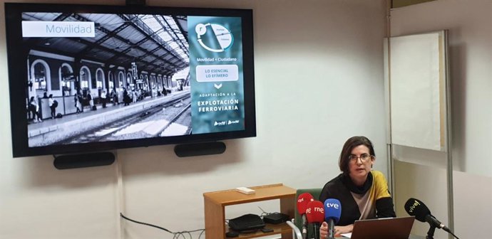 La directora de Estaciones de Viajeros de Adif, Ana Martín, en rueda de prensa presentando el proyecto 5G+ e IA