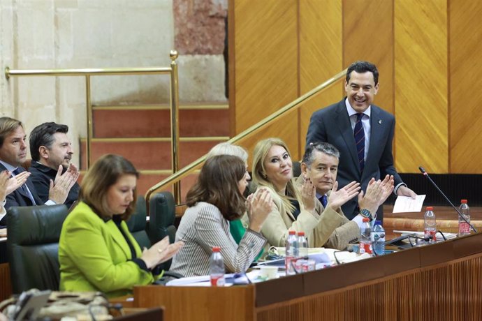 El presidente de la Junta de Andalucía, Juanma Moreno, en el pleno del Parlamento