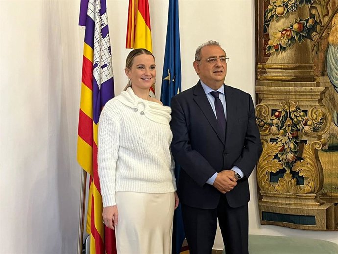La presidenta del Govern, Marga Prohens, y el delegado del Gobierno en Baleares, Alfonso Rodríguez.