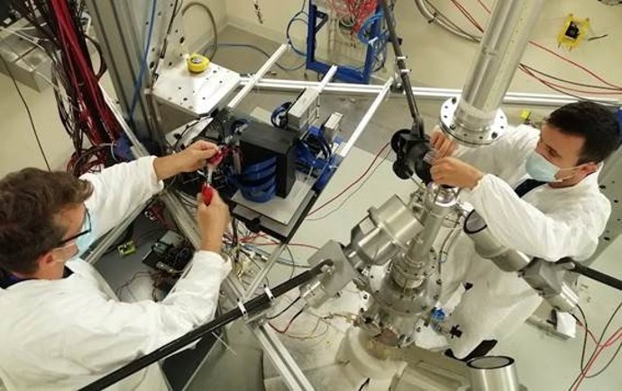 Archivo - Investigadores del IFIC trabajando en el experimento en el CERN. / IFIC